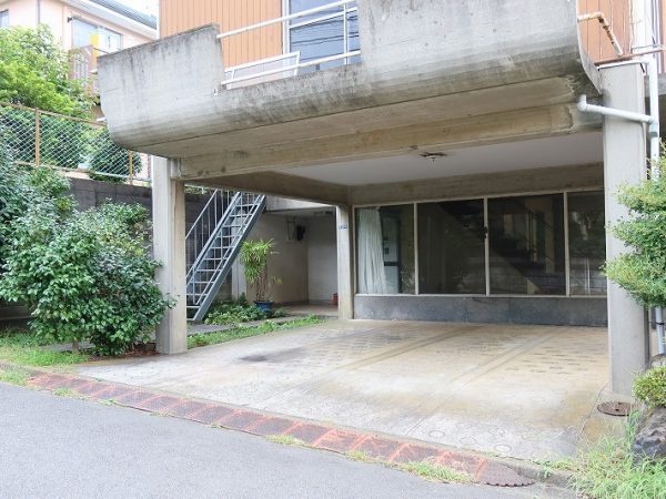 ダイニングから風呂などの水回り、勝手口に続くドア、壁。木がきれいにそろえて貼られていることに注目