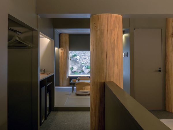 ジュニアスイート部屋の様子。仕切りのない開放的な空間