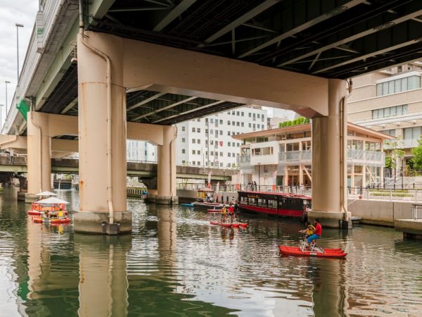 阪神高速道下を流れる東横堀川とβ本町橋。川面にはアクテビティ用のボートなどが浮かぶ