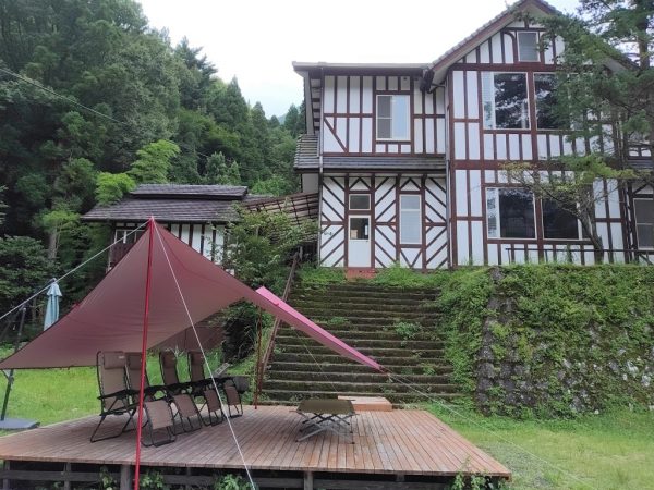 サウナのある宿へは原尻の滝から山道に入る。滝の脇には鳥居がある