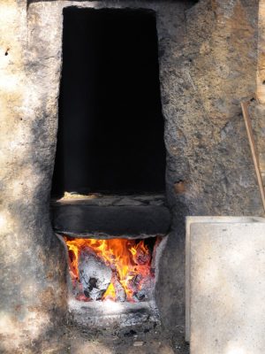  石風呂を焚き、真ん中の敷石が熱くなる