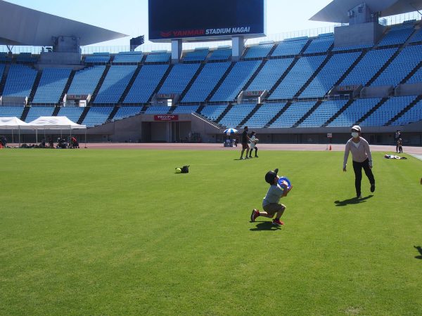 2021年8月に開催された、子ども向けのサッカースクールの様子。画像提供：わくわくパーククリエイト株式会社