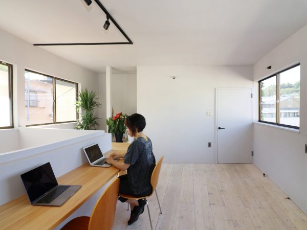 隣の建物にあるOGAWAのワークスペース。近隣に建物が接近しておらず十分な採光