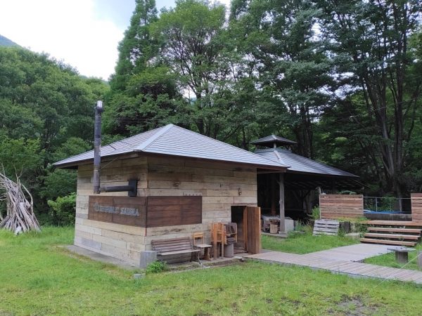 サウナのある宿へは原尻の滝から山道に入る。滝の脇には鳥居がある