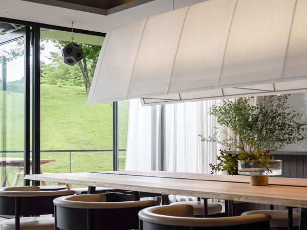 MIROKU 奈良のエントランス。吉野杉が出迎えてくれる