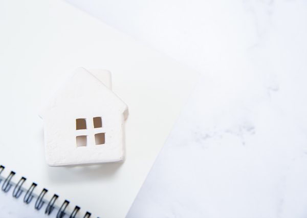 人の死の発生から経過した期間や死因に関わらず、買主・借主から事案の有無について問われた場合や、社会的影響の大きさから買主・借主において把握しておくべき特段の事情があると認識した場合等は告げる必要がある。詳細は国土交通省ガイドラインを参照
