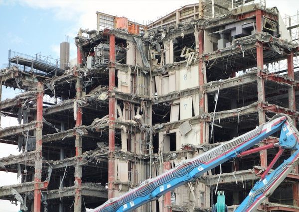 多くの建材に使用されたアスベスト。解体等工事での飛散を防止するために対策が強化される