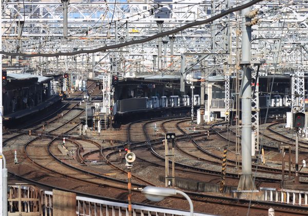 阪急「十三」駅の構内