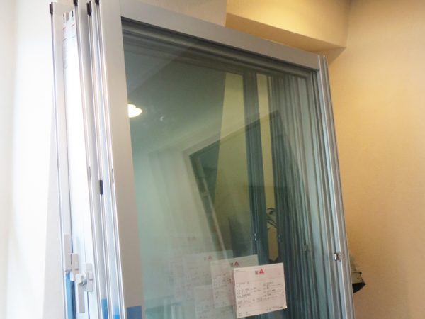 築20年のマンション。窓の断熱性能が低く、結露によってカーテンにカビが生えている