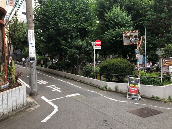 改修前の北谷公園。樹木が育ち過ぎて公園内が見えなかった（写真：日建設計）