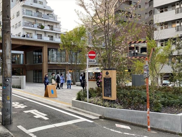 改修前の北谷公園。樹木が育ち過ぎて公園内が見えなかった（写真：日建設計）