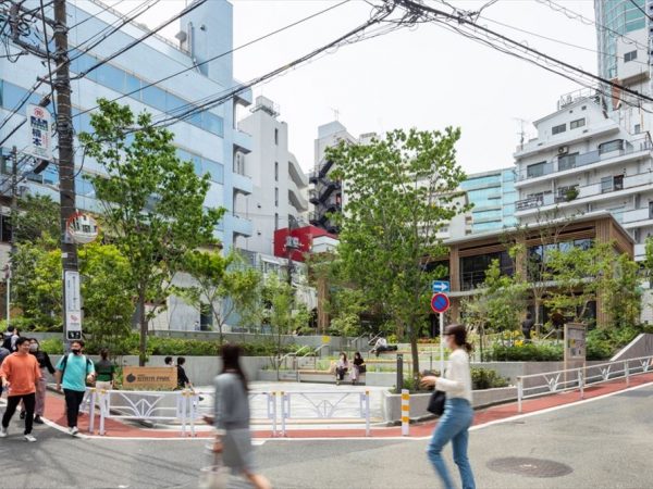 改修前の北谷公園。樹木が育ち過ぎて公園内が見えなかった（写真：日建設計）