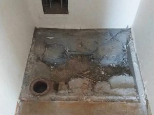 築古マンションで既存の洗濯機パンを撤去した様子。床に排水管が埋め込まれているため、新たに洗濯機パンを取り付けるためには床のかさ上げが必要になる。築古の場合、洗濯機置き場をかさ上げしているケースを見ることが多いが、使う人の身長や洗濯機の機種によっては中が見えにくくなることがあるので注意が必要だ