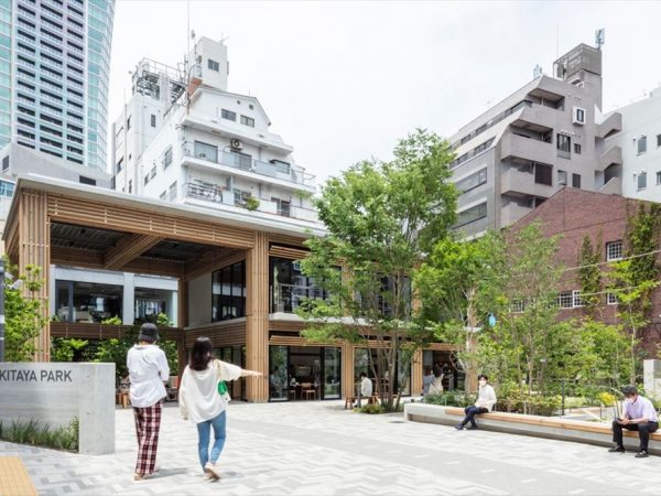 鉄骨造、2階建てのカフェ（写真：株式会社エスエス）