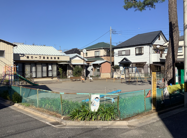 住宅営団の住宅と思われる家が空き家で残っていた。玄関が2つある。