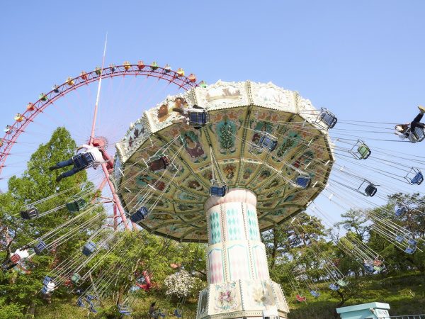 ▲西武園ゆうえんちのシンボルである高さ62ｍの大観覧車は、デビューした1982（昭和57）年からそのまま変わらぬ姿で現役活躍中。大観覧車の上から眺める夕景が美しいと評判だ