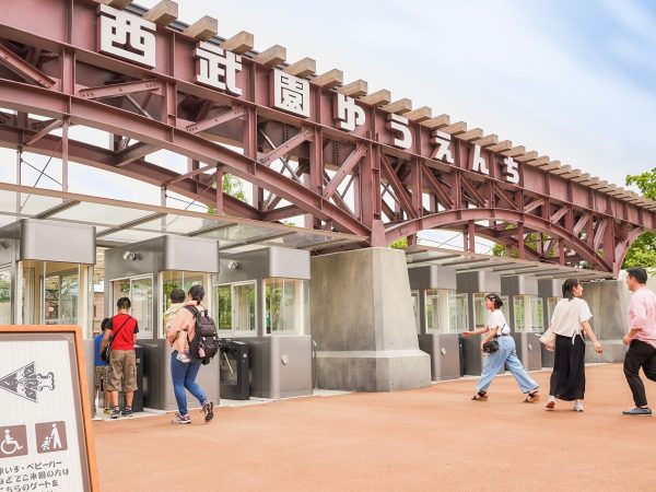 ▲リニューアルに伴い従来3か所あった入口を1か所に集約。このゲートをくぐるとその奥には“古き良き1960年代の世界”が広がる