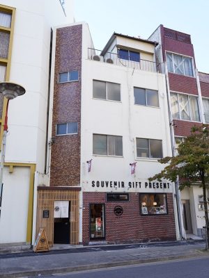 1階がOMYAGE NAGOYA、2階はまだ未活用だがOMYAGE NAGOYAで販売している刺繍アイテムの工房が毎週土曜のみショップとしてオープン。3階はオレンジの会の事務所が入る