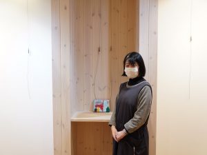 今回の取材にご対応くださった、シアターカフェ店長の江尻真奈美さん。各地の映画祭に出かけて、そこで見た「これだ」と思った作品の監督に声をかけ、上映作品を決めてきた江尻さんは、「言い方は悪いかもしれないですけれど、“青田買い”のつもりで」とのこと。2017年に低予算作品ながら大ヒットした「カメラを止めるな！」の上田慎一郎監督もその一人だというから、その眼は確かだ。そんな若手監督や出演俳優が来場する機会を設けるのも人気を博した