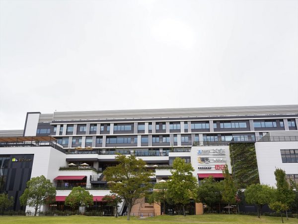 敷地面積約11.8ヘクタールで、建物は地上６階建て。4～6階がオフィスフロア。最寄り駅は、名古屋駅から1駅となる地下鉄東山線亀島駅で、こちらからだと徒歩約6分。市バスだと名古屋駅のバスターミナルから乗車約3分で着く