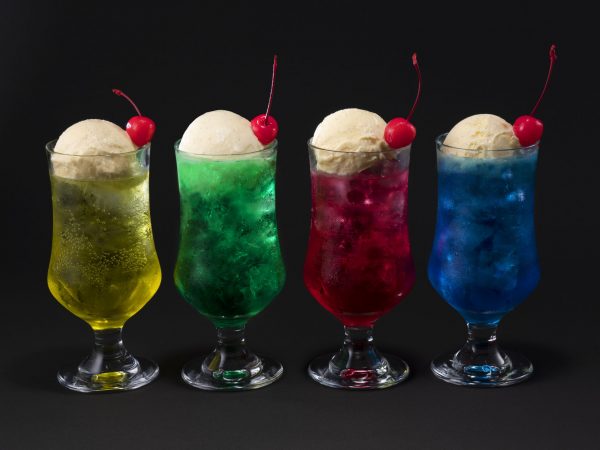 ▲園内へ足を踏み入れると、最初に広がるゾーンが1960年代の商店街の街並みをイメージした『夕日の丘商店街』だ。商店街の全長は約150ｍ。30店舗のうち15店舗は飲食や物販など体験型の実店舗。残る15店舗はパフォーマンスのステージや写真撮影ができるセットになっている。商店街の建物意匠については時代考証を重ね、当時の建築様式・生活様式を再現。厳密には1960年代の建物ではなく大正から昭和初期にかけてのレトロな建物となっているため、ホーロー看板など小道具の中にはすでに手に入らないアイテムも多く、わざわざ新たに製作したものも含まれている