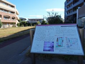 小学校の跡地を発掘調査、東山道の道幅を復元している。現在の感覚で考えてもかなり広い