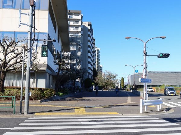 緑の国分寺崖線を背に真貝さん。新著を手にしていただいた