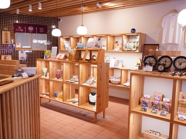 もともとあったタイルを残した外観が、まちの歴史を物語る。堀江さんの会社のデザイナーが考えたロゴは、家紋をモチーフにして、大松旅館という元の旅館の名前からとった松と、お土産の絵を入れている