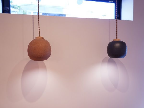 もともとあったタイルを残した外観が、まちの歴史を物語る。堀江さんの会社のデザイナーが考えたロゴは、家紋をモチーフにして、大松旅館という元の旅館の名前からとった松と、お土産の絵を入れている