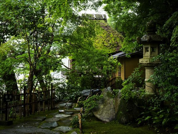 ▲人力車での市内観光など、オプションで様々なオーダーを追加可能。「法律に抵触しない範囲内であれば、お客様の要望を全力で叶えにいきます。これまででいちばん大変だったのは“城下に祭りの屋台をズラリと並べたい”というオーダーでしたが、しっかりとご要望にお応えしました」と吉田さん