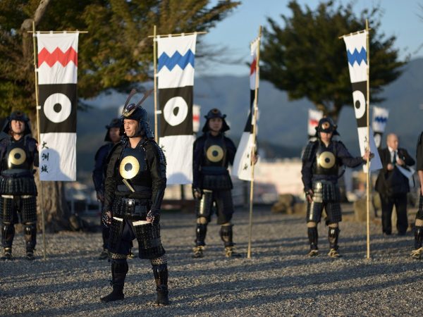 ▲『大洲城キャッスルステイ』では、大洲城天守と重要文化財のふたつの櫓を貸し切りにして宿泊できる。別の場所でチェックインを終えたあと、衣装を着替え「入城セレモニー」を体験するところからキャッスルステイがスタートする。城主（男性）は甲冑姿、姫（女性）は着物姿で家来を引き連れて入城※子ども用衣装もある。これは江戸初期1617年の加藤貞泰入城のシーンを再現したものだ