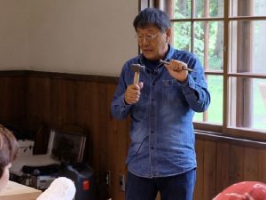 不定期で開催する「安田侃の『こころを彫る授業』」で講師をする安田さん（提供：安田侃彫刻美術館アルテピアッツァ美唄）