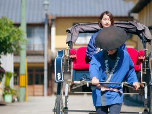 ▲人力車での市内観光など、オプションで様々なオーダーを追加可能。「法律に抵触しない範囲内であれば、お客様の要望を全力で叶えにいきます。これまででいちばん大変だったのは“城下に祭りの屋台をズラリと並べたい”というオーダーでしたが、しっかりとご要望にお応えしました」と吉田さん