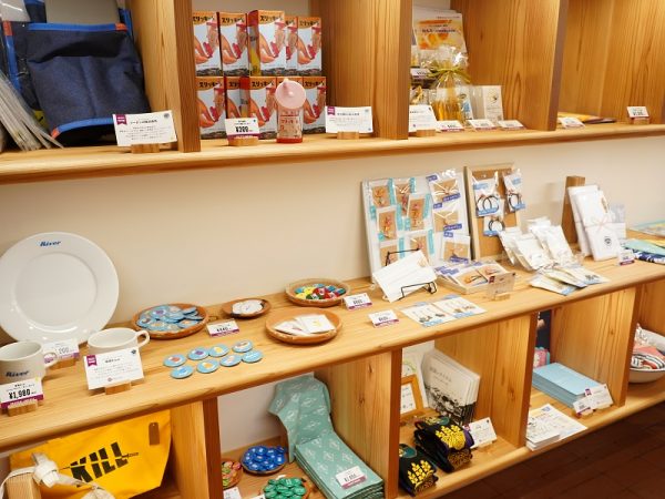 お土産品として、レンタルボックスに地元の作家、アーティストの作品や企業の商品が並ぶ