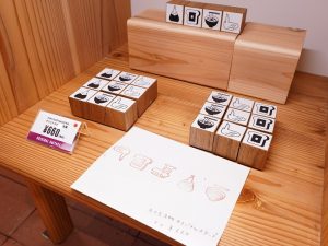 名古屋名物のはんこなど店オリジナルの商品もあり、それを作るのがオレンジの会利用者の仕事にもなっている