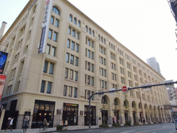 アーチのデザインが印象的な外観