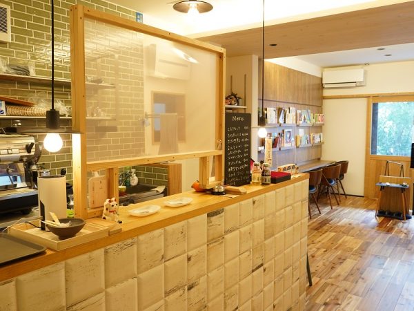 カフェでは、オリジナルブレンドのコーヒー豆を使ったエスプレッソのほか、オーガニックにこだわったドリンクを提供