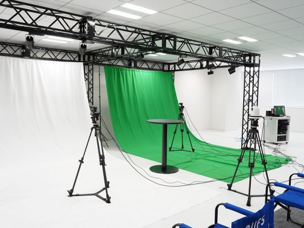 教室は、従来の1.5～2倍のスペースをとったゆとりのあるものにしている。手前は授業前の予習や自習、休憩する前室になっている