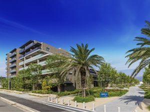 「ルネ西宮甲子園」エントランス側外観。全長約640ｍの並木道（プールバール）沿いに誕生する、総戸数172戸の大型マンションだ