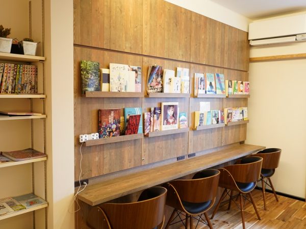 カフェスペースには映画関連書籍などが置かれ、自由に読める。コロナ禍で宣伝を控えていたこともあるが、映画上映があるとき以外のカフェ利用を増やすのが今後の課題でもあるという