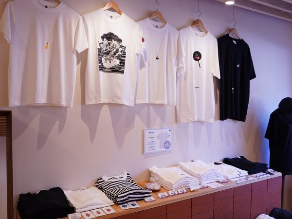 「Iwappen(イワッペン)」というブランドのワッペンもおすすめアイテム。エビフライや手羽先といった名古屋名物をかたどったものから、ライオンやペンギンなどのかわいい動物もそろう。毎週土曜にビルの2階で好きなワッペンをつけてオリジナルTシャツを作れるイベントを開催しているが、リニア開通の頃には、2階の空きスペースを間借りショップとしてレンタルできるようにする構想もあるそうだ