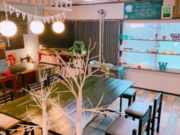 堂脇さんが営む「わが家」。湯治客や地元の人たちの交流の場となっている