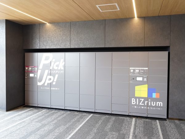 オフィスフロア4階に設置された専用ロッカーでは、イオンのネットスーパーで注文した食材を受け取れるという。混雑による待ち時間の無駄を減らし、新たな時間を生みだすことで暮らしの充実を図ることができる