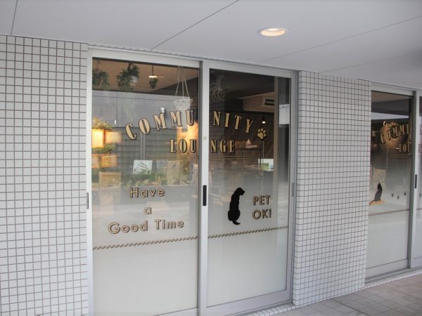 フリースペースを転用したドッグランの入り口。奥には、犬が自由に走り回れる空間が広がる