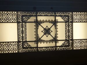 エントランス部分の天井デザイン
