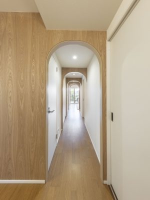 玄関入ってすぐの広々空間は、リモートワークや子供の勉強場所として利用できる。奥の収納には棚があるので、本棚としても活用できる