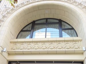 細かいテラコッタ彫刻が施されたアーチの半円部分