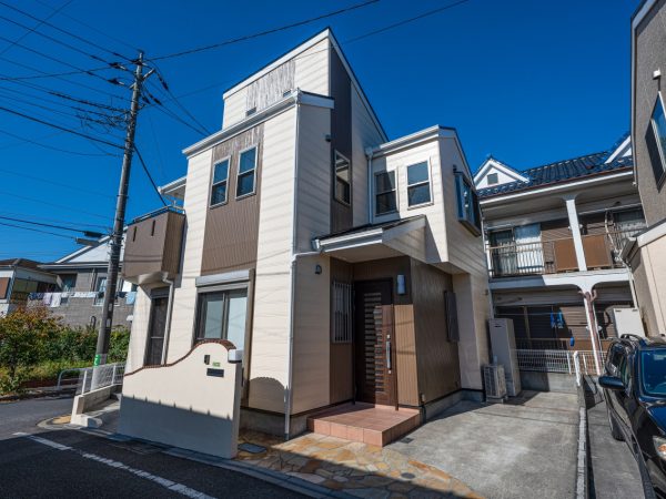 竣工間近のリノハウス第1号物件は、東京都足立区にある築14年の中古木造住宅だ