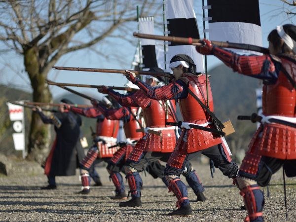 ▲『大洲城キャッスルステイ』では、大洲城天守と重要文化財のふたつの櫓を貸し切りにして宿泊できる。別の場所でチェックインを終えたあと、衣装を着替え「入城セレモニー」を体験するところからキャッスルステイがスタートする。城主（男性）は甲冑姿、姫（女性）は着物姿で家来を引き連れて入城※子ども用衣装もある。これは江戸初期1617年の加藤貞泰入城のシーンを再現したものだ