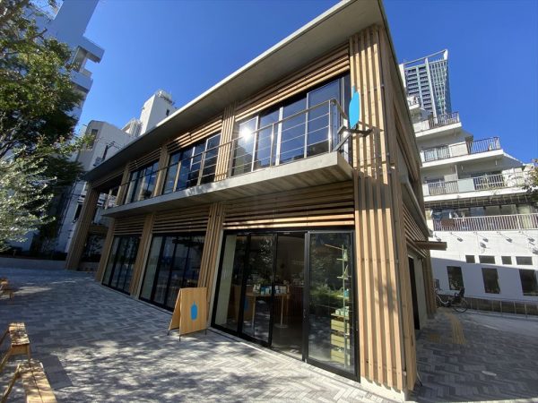 鉄骨造、2階建てのカフェ（写真：株式会社エスエス）